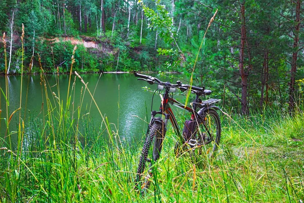 Summer krajobraz rzeka z rowerem. Siberia, Rosja — Zdjęcie stockowe