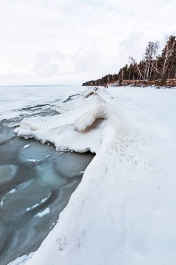 Novosibirsk Ob rezervuar erken kışın, kar-buz sırtlar. Nehir Ob, Novosibirsk Oblastı, Sibirya, Rusya Federasyonu