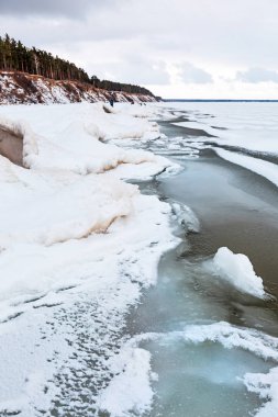 Novosibirsk Ob rezervuar erken kışın, kar-buz sırtlar. Nehir Ob, Novosibirsk Oblastı, Sibirya, Rusya Federasyonu
