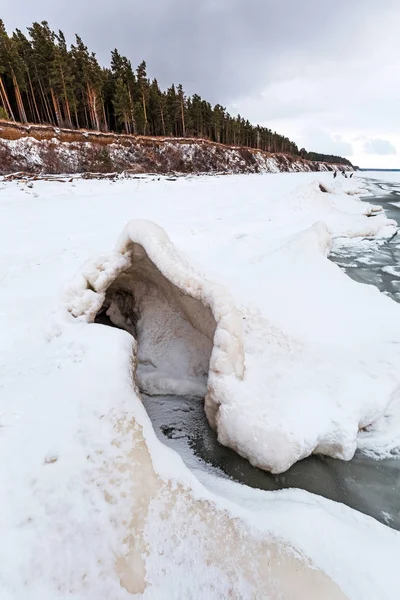 Pirámide Hielo Nieve Con Cráteres Embalse Congelado Novosibirsk Río Novosibirsk —  Fotos de Stock