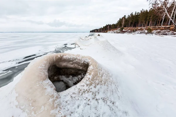 川の氷ハンモックのある冬景色 — ストック写真