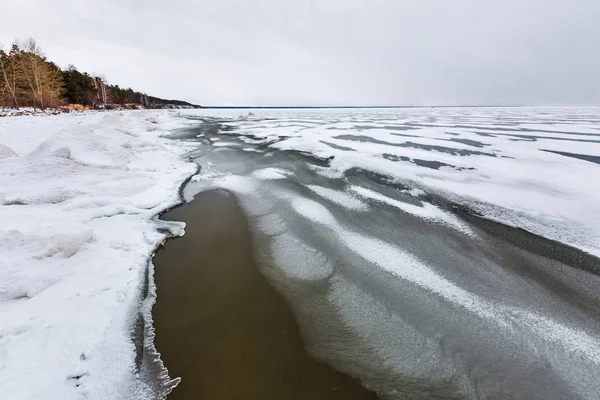 Paisaje de hielo de invierno en el río. El río Ob, Siberia —  Fotos de Stock