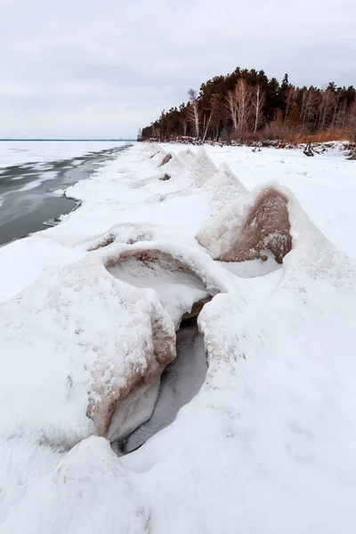 Paisaje de hielo de invierno en el río. El río Ob, Siberia —  Fotos de Stock