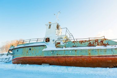 Berdskiy Bay, nehir Ave, Berdsk, Novosibirsk Oblastı, Sibirya, Rusya Federasyonu - 2 Ocak 2018: sahilde eski çekici tekne