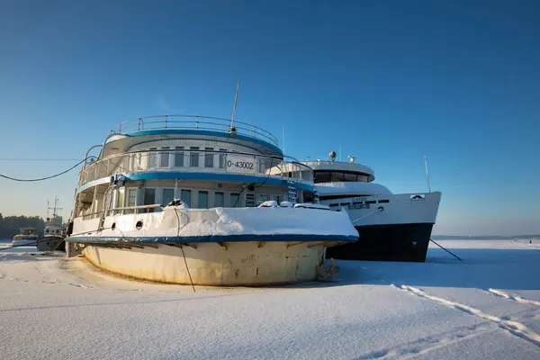 Gemi "Remix" nehirde kışın. Berdsk, Sibirya — Stok fotoğraf
