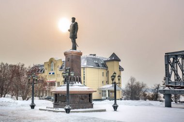 Novosibirsk, Sibirya, Rusya - 4 Şubat 2018: Rusya İmparator Alexander III setin parkta Ob Nehri'nin üzerinde Anıtı 