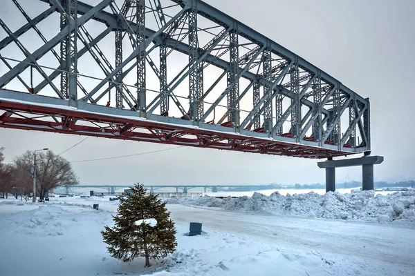 Overspanning van de oude spoorwegbrug in het Park van het talud van de Ob. — Stockfoto