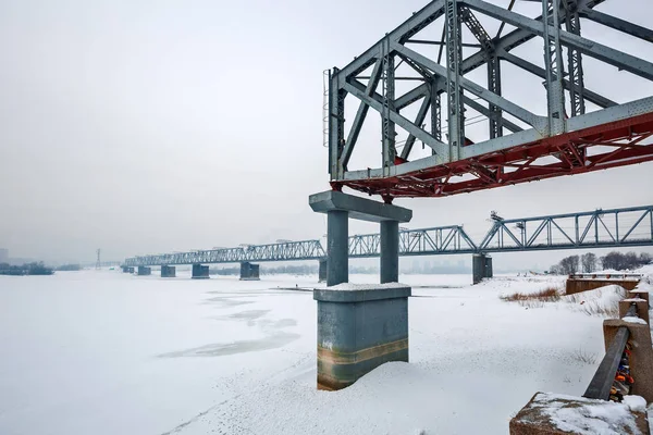 Oude en nieuwe spoorbrug over de rivier de Ob. Novosibirsk, Rusland — Stockfoto