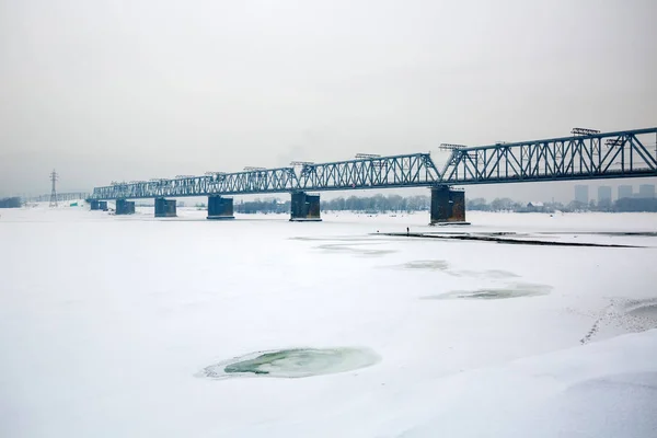 Ponte ferroviária antiga e nova sobre o rio Ob. Novosibirsk, Rússia — Fotografia de Stock