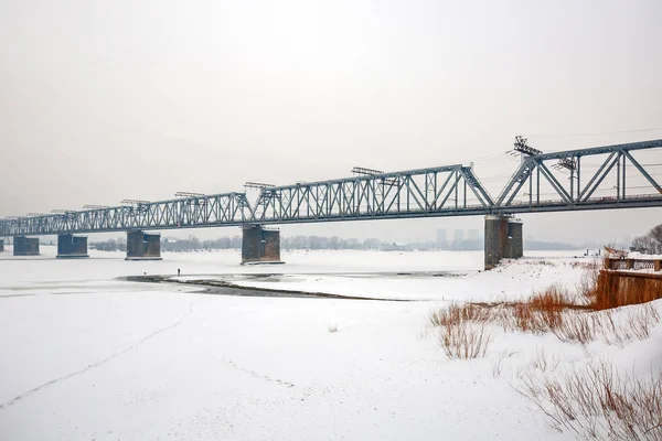 Ponte ferroviária sobre o rio Ob. Novosibirsk, Rússia — Fotografia de Stock
