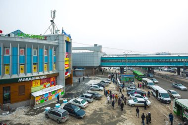 Kapalı köprü metro ve Mcdonald's restoran. Novosibirsk
