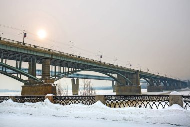 Kapalı metro köprü ve Ob Ekim köprüden yol