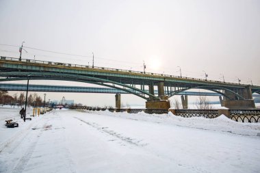 Kapalı metro köprü ve Ob Ekim köprüden yol