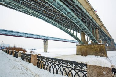 Novosibirsk, Sibirya, Rusya - 4 Şubat 2018: kapalı Novosibirsk metro Köprüsü ve Ekim Ob Nehri üzerinde kışın köprü