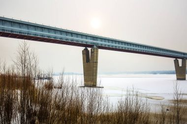 Ob nehrin kapalı Novosibirsk metro Köprüsü'nün görünümü.