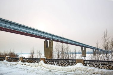 Novosibirsk, Sibirya, Rusya Federasyonu-Şubat 4, 2018: Novosibirsk metro Köprüsü Ob Nehri üzerinde kışın kapalı