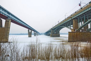 Novosibirsk, Sibirya, Rusya - 4 Şubat 2018: kapalı Novosibirsk metro Köprüsü ve Ekim Ob Nehri üzerinde kışın köprü