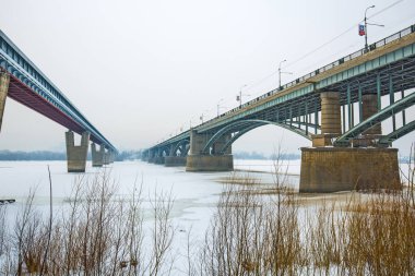 Novosibirsk, Sibirya, Rusya - 4 Şubat 2018: kapalı Novosibirsk metro Köprüsü ve Ekim Ob Nehri üzerinde kışın köprü