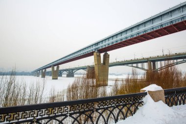 Novosibirsk, Sibirya, Rusya Federasyonu-Şubat 4, 2018: Novosibirsk metro Köprüsü Ob Nehri üzerinde kışın kapalı