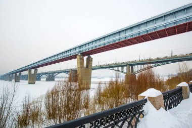 Novosibirsk, Sibirya, Rusya Federasyonu-Şubat 4, 2018: Novosibirsk metro Köprüsü Ob Nehri üzerinde kışın kapalı