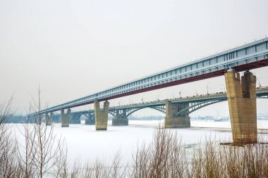 Ob nehrin kapalı Novosibirsk metro Köprüsü'nün görünümü.