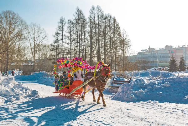 Berdsk Novosibirsk Oblast Sibéria Rússia Fevereiro 2018 Férias Maslenitsa Cavalgando — Fotografia de Stock