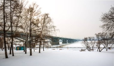 Ob Nehri üzerinde Ekim köprü. Novosibirsk, Sibirya, Rusya Federasyonu