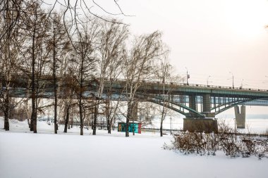 Ob Nehri üzerinde Ekim köprü. Novosibirsk, Sibirya, Rusya Federasyonu