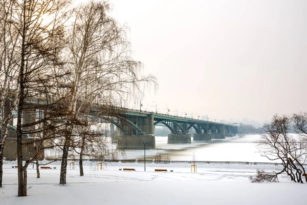 Октябрьский мост через Обь. Новосибирск, Сибирь, Россия — стоковое фото