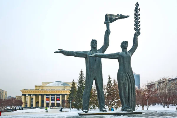 Opera ve bale Tiyatrosu ve heykel kompozisyon. Novosibirsk