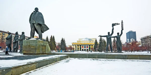 Opera és balett Színház és szobrászati összetétele. Novoszibirszk — Stock Fotó