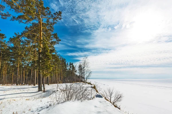 冬の風景。シベリアのオビ川の海岸 — ストック写真