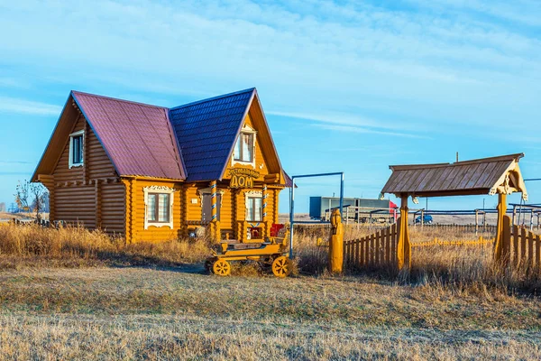 나무로 만들어 진 건물들. 서부 시베리아 의 노비 샤프 마을 — 스톡 사진