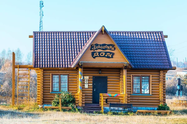 Gebäude aus Holz. novy sharap Dorf, Westsibirien — Stockfoto