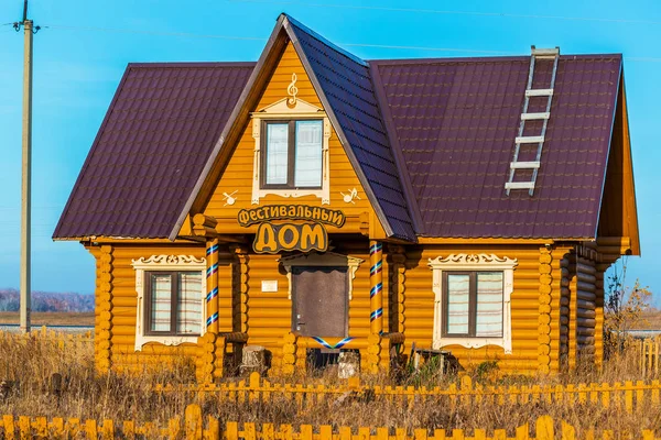 Edifícios de madeira. Novy Sharap Village, Sibéria Ocidental — Fotografia de Stock