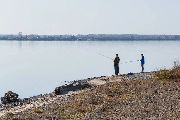 A pescar no rio Ob. Spirino, distrito de Orda, Sibéria Ocidental — Fotografia de Stock