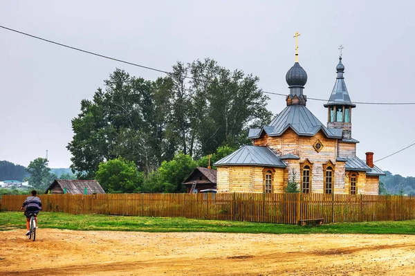 Treenighetens kyrka. Boltovo Village, västra Sibirien — Stockfoto