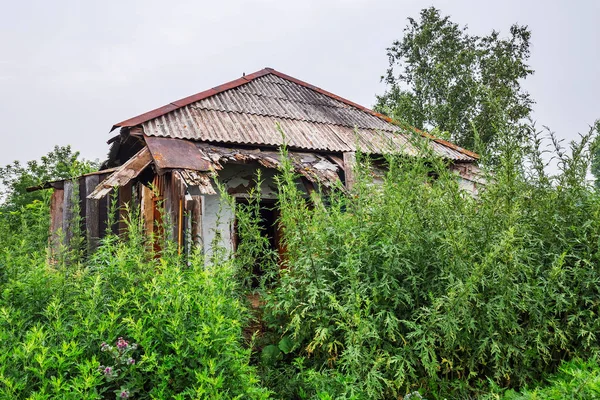 Egy régi elhagyatott vidéki ház. Boltovo falu, Nyugat-Szibéria — Stock Fotó