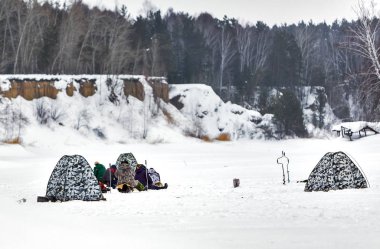 Река Раздельная, Бердск, Новосибирская область, Западная Сибирь, Россия-23 февраля 2020 г.: Рыбаки с зимними палатками на заснеженной реке