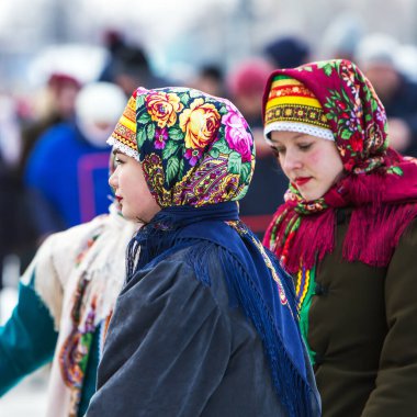 Berdsk, Novosibirsk bölgesi, Batı Sibirya, Rusya-1 Mart 2020: Rus türbanlı bir kızın portresi. Maslenitsa Tatili.