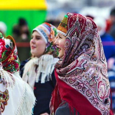 Berdsk, Novosibirsk bölgesi, Batı Sibirya, Rusya-1 Mart 2020: Rus türbanlı bir kızın portresi. Maslenitsa Tatili.