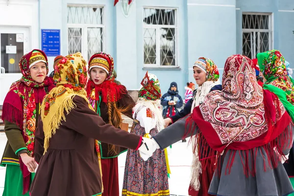 2020年3月1日ロシア シベリア西部 ノヴォシビルスク地方ベルズク ロシアの伝統衣装を着た女の子がマレニツァ祭で踊りを導く — ストック写真