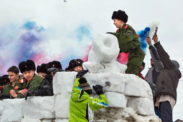Berdsk Novosibirsk地域 西シベリア ロシア 2020年3月1日 若い男性 古代ロシアの民俗冬のゲームの参加者 雪の町を取る マレニツァの休日 — ストック写真