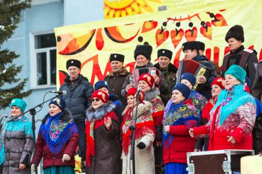 Berdsk, Novosibirsk bölgesi, Batı Sibirya, Rusya-1 Mart 2020: Maslenitsa festivalinde Kazak korosu