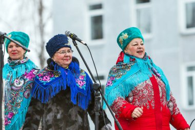 Berdsk, Novosibirsk bölgesi, Batı Sibirya, Rusya-1 Mart 2020: Maslenitsa festivalinde Kazak korosu