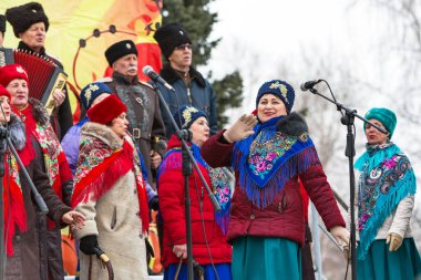 Berdsk, Novosibirsk bölgesi, Batı Sibirya, Rusya-1 Mart 2020: Maslenitsa festivalinde Kazak korosu