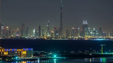 Gece vakti Dubai şehir merkezinin silüeti.