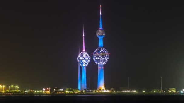 El timelapse nocturno de Kuwait Towers - el punto de referencia más conocido de la ciudad de Kuwait. Kuwait, Oriente Medio — Vídeos de Stock
