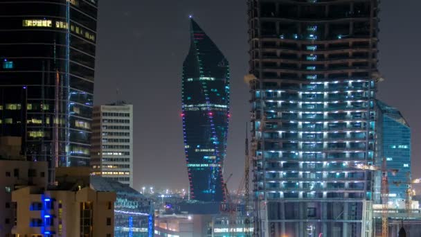 Skyline med skyskrapor natt timelapse i Kuwait City centrum upplyst i skymningen. Kuwait City, Mellanöstern — Stockvideo