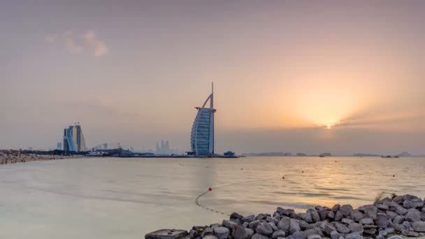 Dubai skyline met Burj Al Arab hotel tijdens zonsondergang timelapse. — Stockvideo